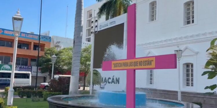 Más de 100 feminicidios en 2026: colectivo vuelve a colocar los nombres de las víctimas