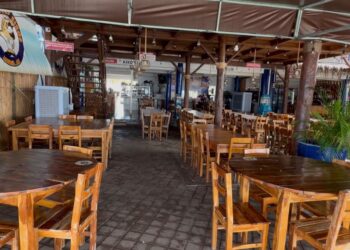 Marea alta aleja a turistas de Altata; restauranteros reportan ventas de apenas 20%
