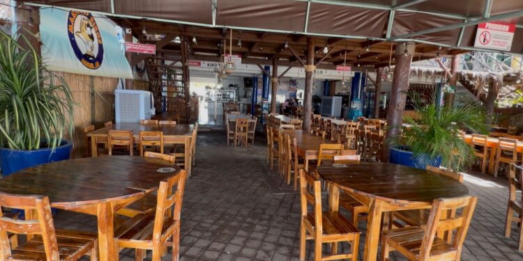Marea alta aleja a turistas de Altata; restauranteros reportan ventas de apenas 20%