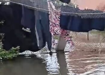 Marea sube cerca de un metro en Las Aguamitas; familias salen de sus casas y piden albergue