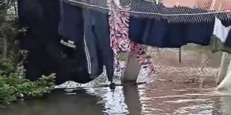 Marea sube cerca de un metro en Las Aguamitas; familias salen de sus casas y piden albergue