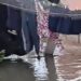 Marea sube cerca de un metro en Las Aguamitas; familias salen de sus casas y piden albergue