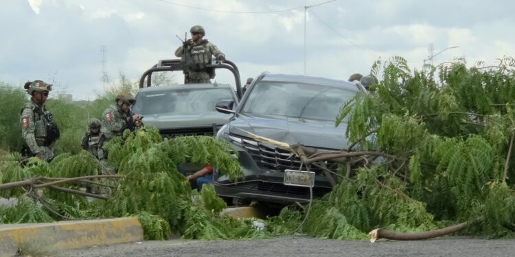 Persecución al sur de Culiacán termina con dos detenidos y dos personas liberadas