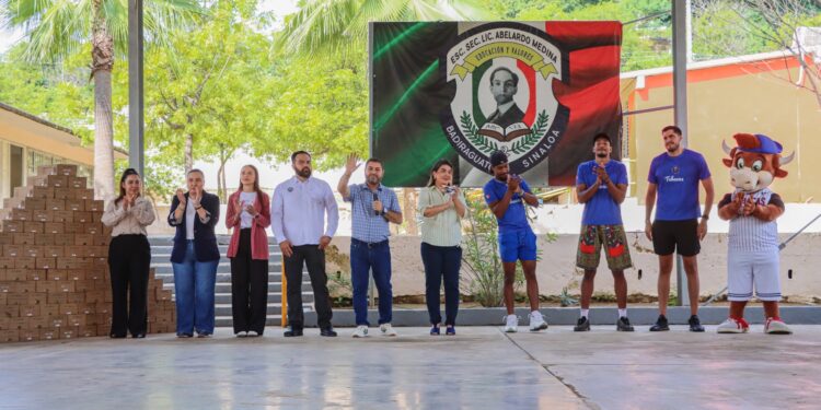 José Paz López Elenes visita a estudiantes de Badiraguato y refrenda compromiso de atender sus necesidades