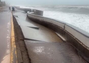 Restringen acceso a Playa Ceuta por daños en el malecón y fuerte oleaje
