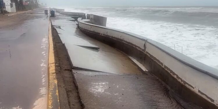 Restringen acceso a Playa Ceuta por daños en el malecón y fuerte oleaje