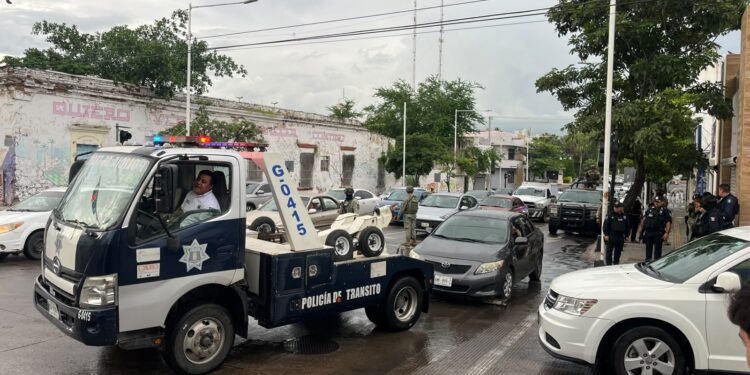 Abandonan Toyota con fusiles y ponchallantas tras persecución en el Centro de Culiacán