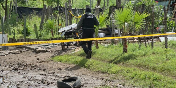 Asesinan a tiros a hombre mientras instalaba una palapa en invasiones de Valle del Agua