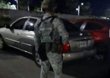 Ataque a balazos deja a un joven herido y daños en un vehículo en Los Ángeles