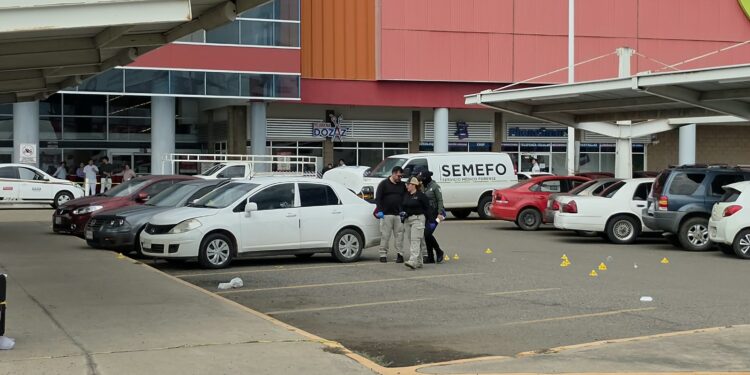 Ataque armado en estacionamiento de supermercado deja un hombre sin vida en Culiacán