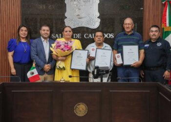 José Paz López hace entrega de pago de prima de antigüedad y aguinaldo proporcional a 3 policías de Badiraguato