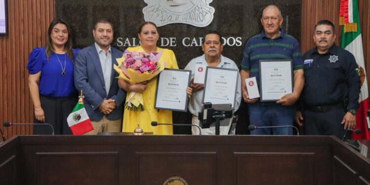 José Paz López hace entrega de pago de prima de antigüedad y aguinaldo proporcional a 3 policías de Badiraguato