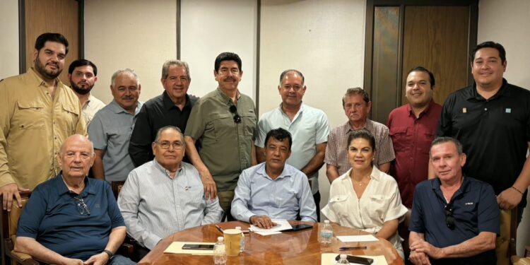 Constructores acuerdan trabajar en unidad con el nuevo Secretario de Obras, Manuel Acosta Bernal