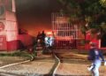 Voraz incendio consume bodega de electrodomésticos al sur de Culiacán
