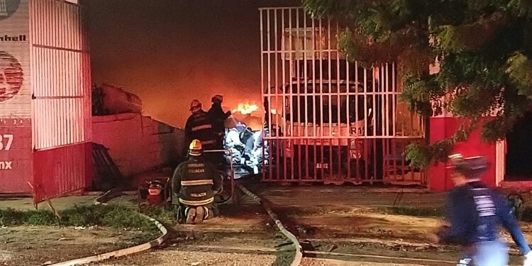 Voraz incendio consume bodega de electrodomésticos al sur de Culiacán