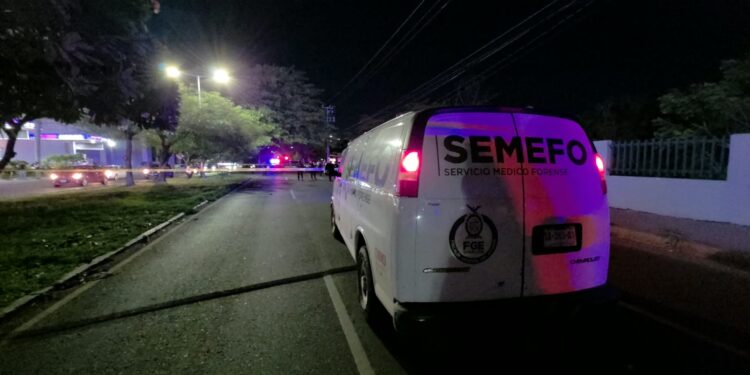 Abandonan cuerpo de hombre asesinado sobre la avenida Álvaro Obregón, junto a la barda del Tecnológico de Culiacán