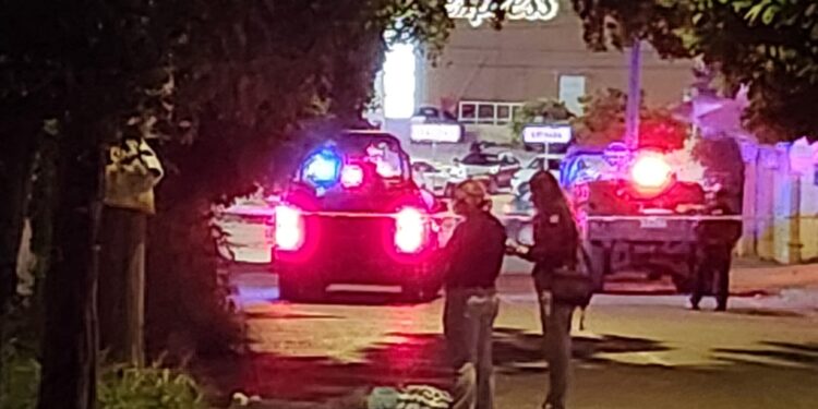Hallan a un hombre sin vida y con un mensaje en una cartulina en la colonia 5 de Mayo