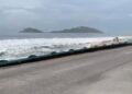 Fuerte oleaje amenaza con colapsar parte de la ciclo vía del malecón de Mazatlán; cierran circulación