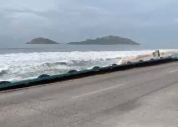 Fuerte oleaje amenaza con colapsar parte de la ciclo vía del malecón de Mazatlán; cierran circulación