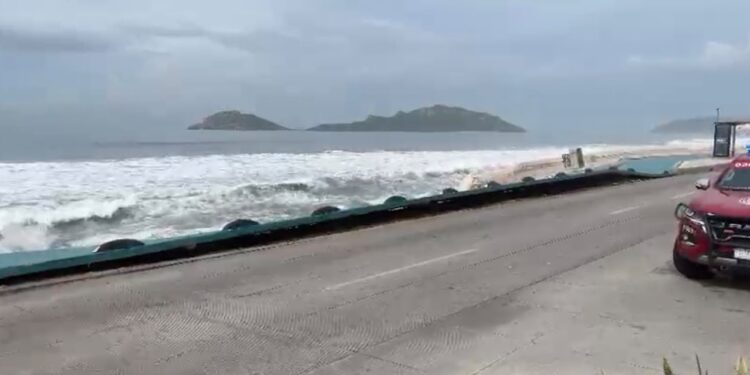 Fuerte oleaje amenaza con colapsar parte de la ciclo vía del malecón de Mazatlán; cierran circulación