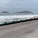 Fuerte oleaje amenaza con colapsar parte de la ciclo vía del malecón de Mazatlán; cierran circulación