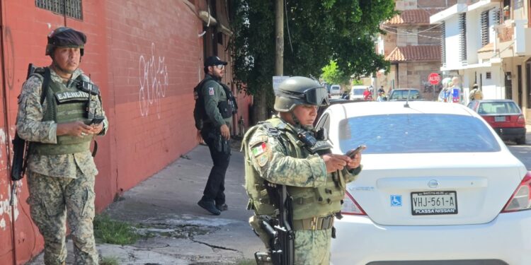 Hallan cuerpo de un hombre envuelto en plástico detrás de Bomberos en Culiacán