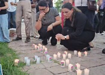 “¡No las olvidamos!”: entre lágrimas y veladoras, reinstalan memorial de víctimas de feminicidio en Culiacán