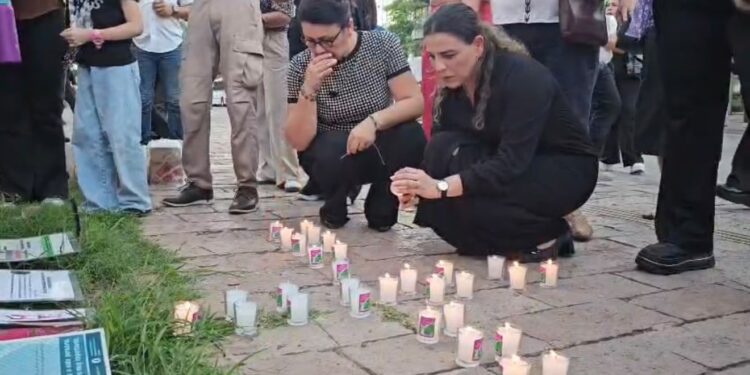 “¡No las olvidamos!”: entre lágrimas y veladoras, reinstalan memorial de víctimas de feminicidio en Culiacán