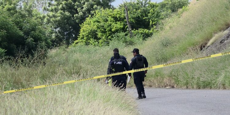 Encuentran a un hombre asesinado y envuelto en plásticos cerca del ejido Buenos Aires, Navolato