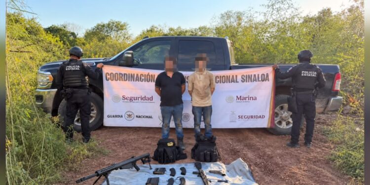 En Mocorito, el Grupo Interinstitucional detuvo a dos civiles que viajaban en camioneta robada; les aseguraron un barret calibre .50 