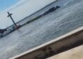 Oleaje del huracán Simón provoca salida del mar y el agua llega hasta viviendas en Teacapán, Sinaloa