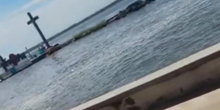 Oleaje del huracán Simón provoca salida del mar y el agua llega hasta viviendas en Teacapán, Sinaloa