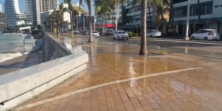 Huracán Simón provoca olas de hasta tres metros en Mazatlán; el agua se sale del mar