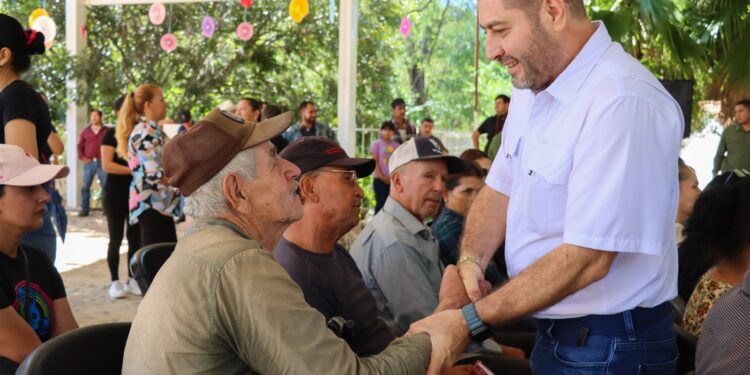 José Paz López anuncia nuevo programa social municipal para la temporada invernal; el alcalde de Badiraguato inaugura obra pública en Santiago de los Caballeros
