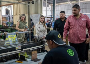 Ana Miriam Ramos entrega el distintivo NAFIN a empresa dedicada a la fabricación de bolsas impresas