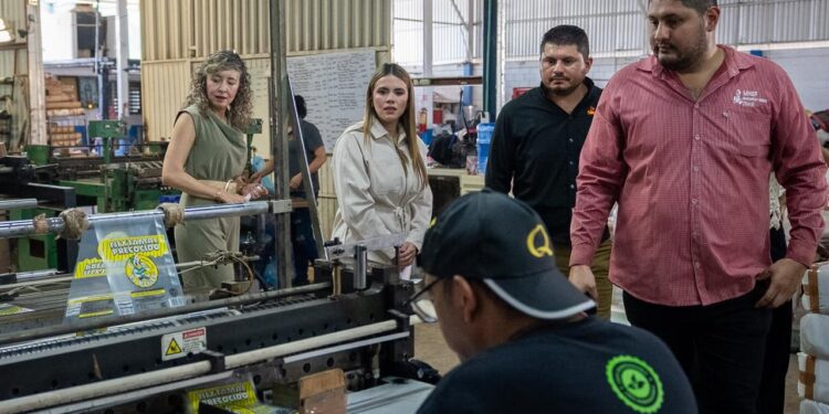 Ana Miriam Ramos entrega el distintivo NAFIN a empresa dedicada a la fabricación de bolsas impresas