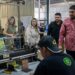 Ana Miriam Ramos entrega el distintivo NAFIN a empresa dedicada a la fabricación de bolsas impresas