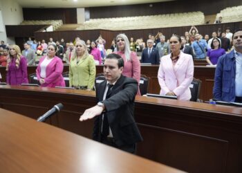 Se va Pedro Alonso Villegas Lobo y toma protesta a su suplente Vicente Fernández Escobar