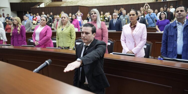 Se va Pedro Alonso Villegas Lobo y toma protesta a su suplente Vicente Fernández Escobar