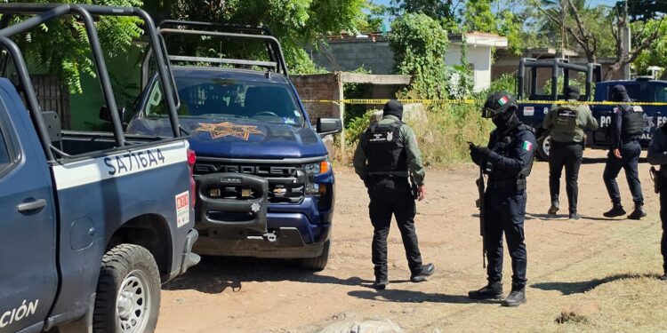 Localizan cadáver envuelto en plástico en un terreno baldío al sur de Culiacán