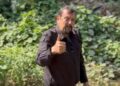 Se quita los zapatos, se mete a un dren y anuncia sus aspiraciones políticas: Serapio Vargas desata críticas en Culiacán
