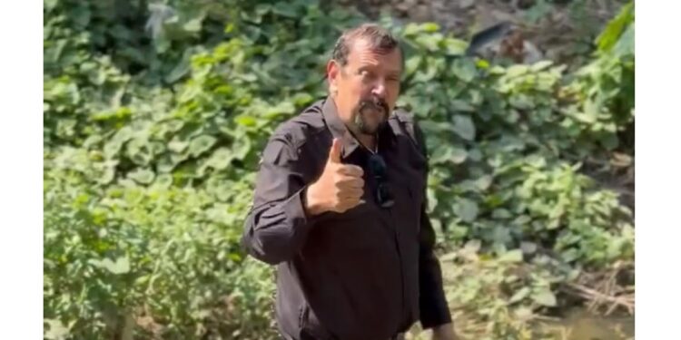 Se quita los zapatos, se mete a un dren y anuncia sus aspiraciones políticas: Serapio Vargas desata críticas en Culiacán