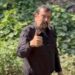 Se quita los zapatos, se mete a un dren y anuncia sus aspiraciones políticas: Serapio Vargas desata críticas en Culiacán