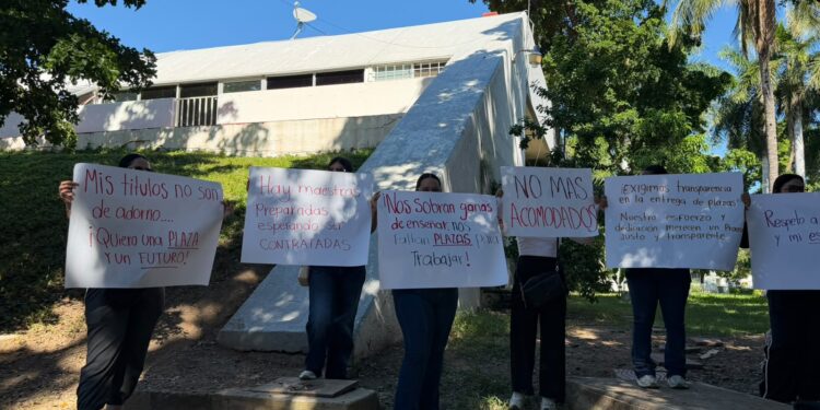 “Tenemos títulos, pero no trabajamos ”: maestras protestan en Sinaloa y denuncian presuntas irregularidades en la entrega de plazas