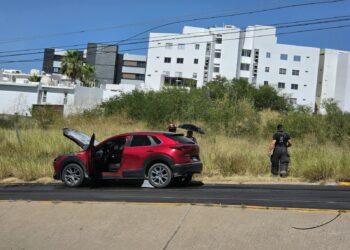 Cortocircuito provoca incendio de camioneta en Colinas del Rey, en Culiacán