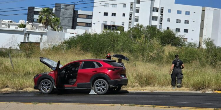 Cortocircuito provoca incendio de camioneta en Colinas del Rey