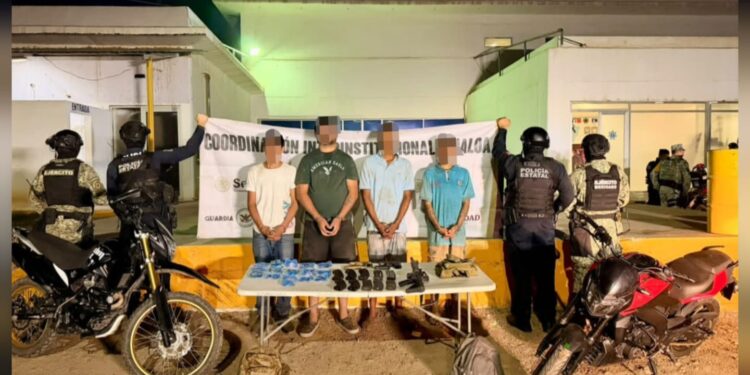 Cuatro civiles armados y con más de 300 dosis de presunta cocaína fueron detenidos por el Grupo Interinstitucional en El Rosario