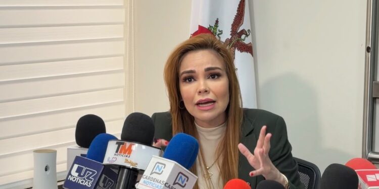 “Serapio Vargas merece un Óscar por su actuación en el dren”: Paola Gárate se burla del diputado de Morena tras meterse a dren y sacar basura