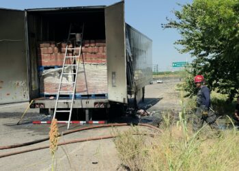 Se incendia caja de tráiler cargada con leche evaporada en la carretera Culiacán-Eldorado