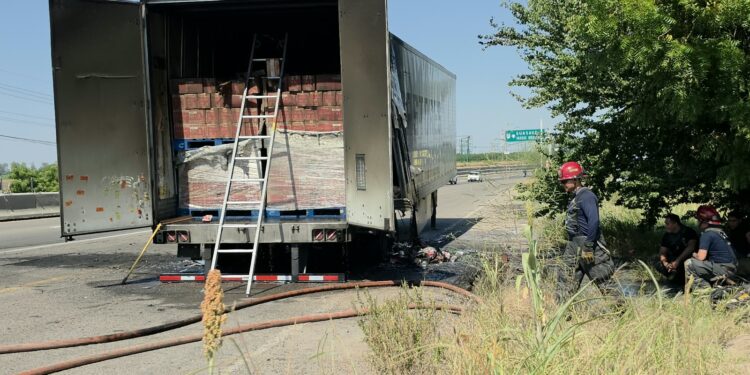 Se incendia caja de tráiler cargada con leche evaporada en la carretera Culiacán-Eldorado